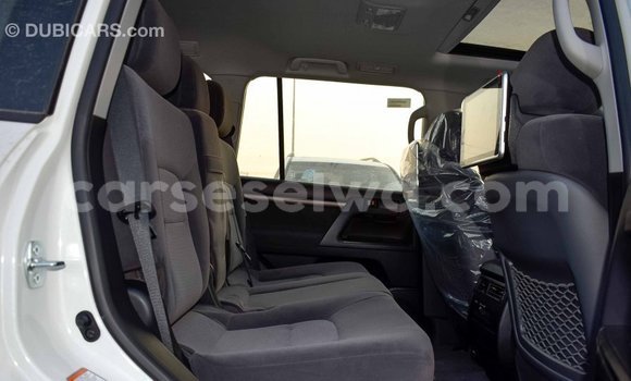 Buy Import Toyota Land Cruiser White Car in Import - Dubai in East Mahé Buy Import Toyota Land Cruiser White Car in Import - Dubai in East Mahé