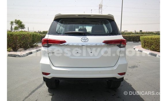 Acheter Import Voiture Toyota Fortuner Blanc à Import - Dubai, East Mahé Acheter Import Voiture Toyota Fortuner Blanc à Import - Dubai, East Mahé
