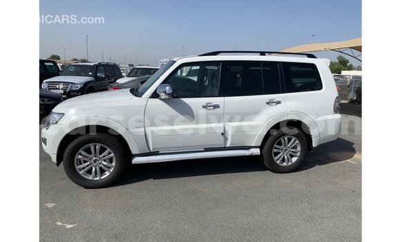 Acheter Import Voiture Mitsubishi Pajero Blanc à Import - Dubai, East Mahé Acheter Import Voiture Mitsubishi Pajero Blanc à Import - Dubai, East Mahé