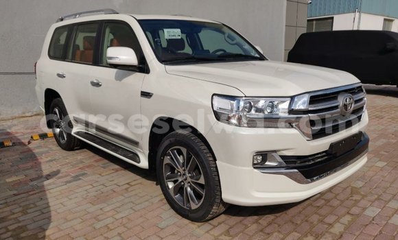 Acheter Import Voiture Toyota Land Cruiser Blanc à Import - Dubai, East Mahé Acheter Import Voiture Toyota Land Cruiser Blanc à Import - Dubai, East Mahé