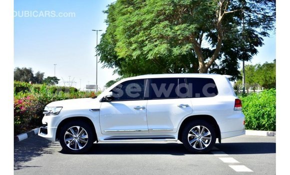 Buy Import Toyota Land Cruiser White Car in Import - Dubai in East Mahé Buy Import Toyota Land Cruiser White Car in Import - Dubai in East Mahé
