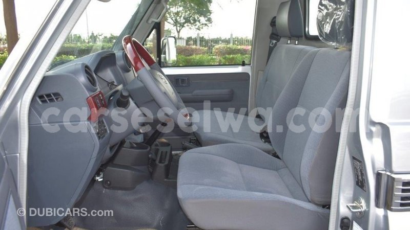 Big with watermark toyota land cruiser east mah%c3%a9 import dubai 5286