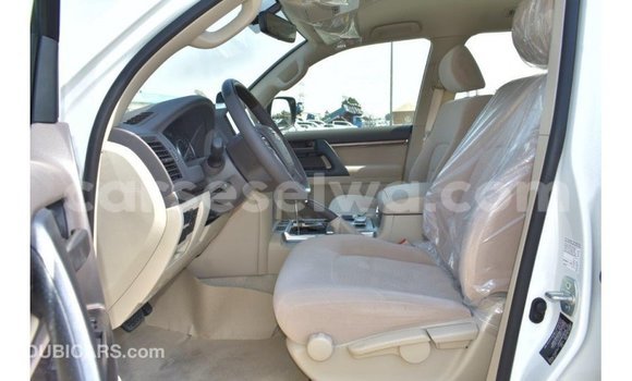 Buy Import Toyota Land Cruiser White Car in Import - Dubai in East Mahé Buy Import Toyota Land Cruiser White Car in Import - Dubai in East Mahé