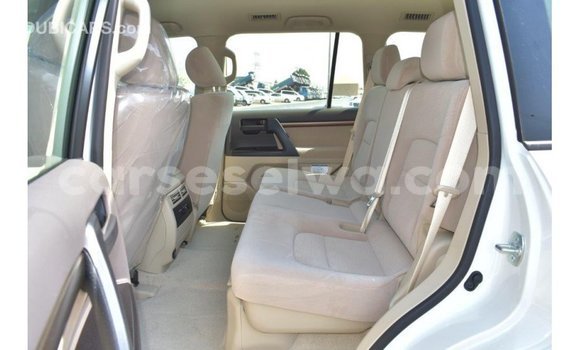 Buy Import Toyota Land Cruiser White Car in Import - Dubai in East Mahé Buy Import Toyota Land Cruiser White Car in Import - Dubai in East Mahé