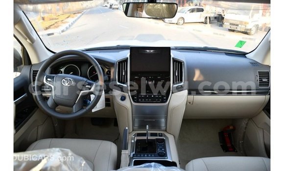 Buy Import Toyota Land Cruiser White Car in Import - Dubai in East Mahé Buy Import Toyota Land Cruiser White Car in Import - Dubai in East Mahé