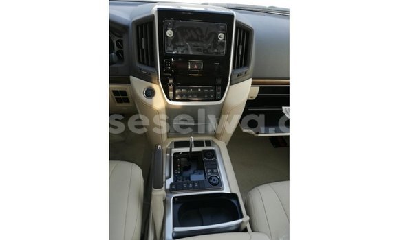 Buy Import Toyota Land Cruiser White Car in Import - Dubai in East Mahé Buy Import Toyota Land Cruiser White Car in Import - Dubai in East Mahé