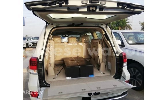 Buy Import Toyota Land Cruiser White Car in Import - Dubai in East Mahé Buy Import Toyota Land Cruiser White Car in Import - Dubai in East Mahé