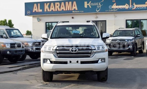 Acheter Import Voiture Toyota Land Cruiser Blanc à Import - Dubai, East Mahé Acheter Import Voiture Toyota Land Cruiser Blanc à Import - Dubai, East Mahé