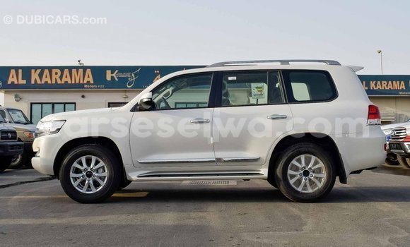 Acheter Import Voiture Toyota Land Cruiser Blanc à Import - Dubai, East Mahé Acheter Import Voiture Toyota Land Cruiser Blanc à Import - Dubai, East Mahé