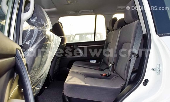 Acheter Import Voiture Toyota Land Cruiser Blanc à Import - Dubai, East Mahé Acheter Import Voiture Toyota Land Cruiser Blanc à Import - Dubai, East Mahé