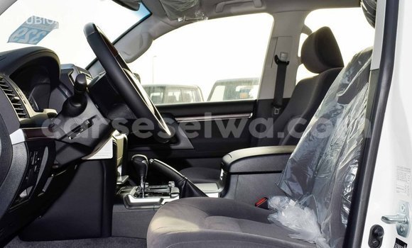 Acheter Import Voiture Toyota Land Cruiser Blanc à Import - Dubai, East Mahé Acheter Import Voiture Toyota Land Cruiser Blanc à Import - Dubai, East Mahé