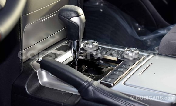 Acheter Import Voiture Toyota Land Cruiser Blanc à Import - Dubai, East Mahé Acheter Import Voiture Toyota Land Cruiser Blanc à Import - Dubai, East Mahé