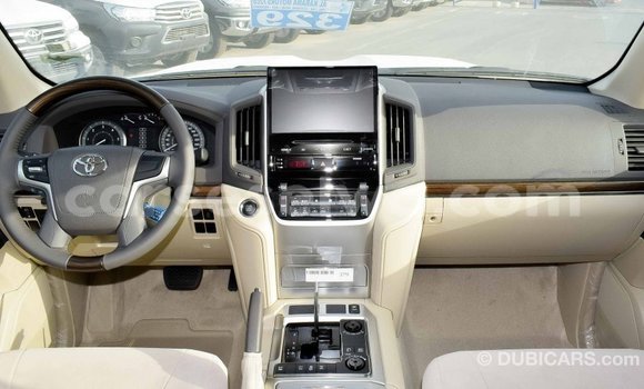 Acheter Import Voiture Toyota Land Cruiser Blanc à Import - Dubai, East Mahé Acheter Import Voiture Toyota Land Cruiser Blanc à Import - Dubai, East Mahé