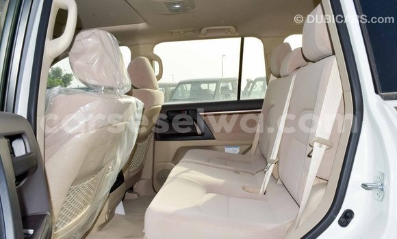 Acheter Import Voiture Toyota Land Cruiser Blanc à Import - Dubai, East Mahé Acheter Import Voiture Toyota Land Cruiser Blanc à Import - Dubai, East Mahé