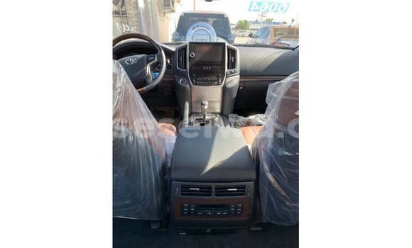 Acheter Import Voiture Toyota Land Cruiser Blanc à Import - Dubai, East Mahé Acheter Import Voiture Toyota Land Cruiser Blanc à Import - Dubai, East Mahé