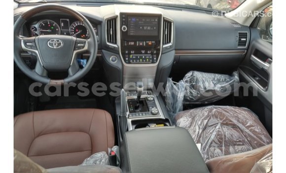 Buy Import Toyota Land Cruiser White Car in Import - Dubai in East Mahé Buy Import Toyota Land Cruiser White Car in Import - Dubai in East Mahé
