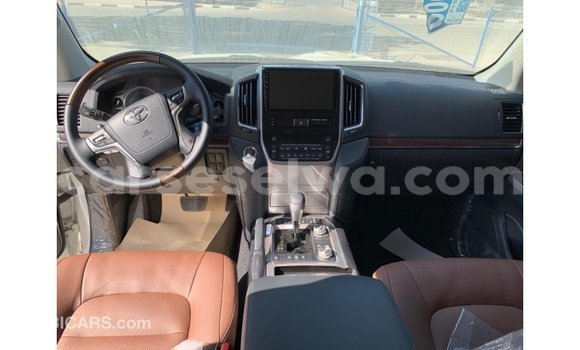 Buy Import Toyota Land Cruiser White Car in Import - Dubai in East Mahé Buy Import Toyota Land Cruiser White Car in Import - Dubai in East Mahé