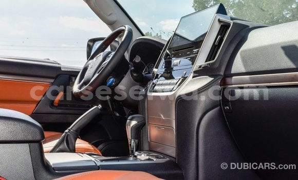 Acheter Import Voiture Toyota Land Cruiser Blanc à Import - Dubai, East Mahé Acheter Import Voiture Toyota Land Cruiser Blanc à Import - Dubai, East Mahé