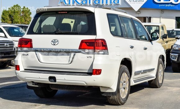 Acheter Import Voiture Toyota Land Cruiser Blanc à Import - Dubai, East Mahé Acheter Import Voiture Toyota Land Cruiser Blanc à Import - Dubai, East Mahé