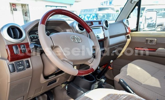 Acheter Import Voiture Toyota Land Cruiser Beige à Import - Dubai, East Mahé Acheter Import Voiture Toyota Land Cruiser Beige à Import - Dubai, East Mahé