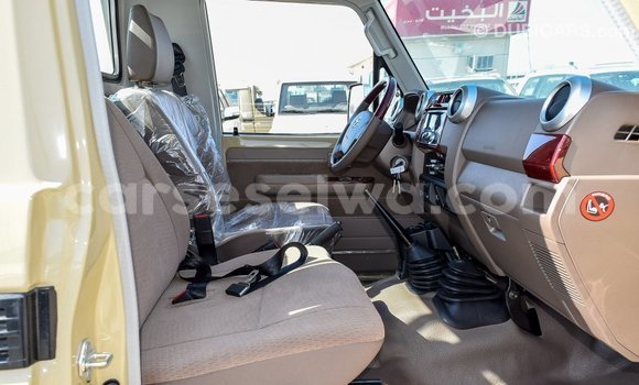 Acheter Import Voiture Toyota Land Cruiser Beige à Import - Dubai, East Mahé Acheter Import Voiture Toyota Land Cruiser Beige à Import - Dubai, East Mahé