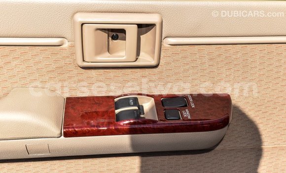 Acheter Import Voiture Toyota Land Cruiser Beige à Import - Dubai, East Mahé Acheter Import Voiture Toyota Land Cruiser Beige à Import - Dubai, East Mahé