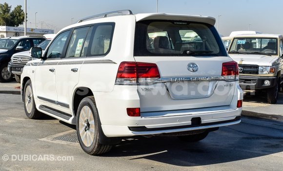 Acheter Import Voiture Toyota Land Cruiser Blanc à Import - Dubai, East Mahé Acheter Import Voiture Toyota Land Cruiser Blanc à Import - Dubai, East Mahé