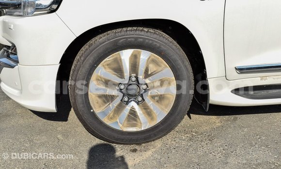Acheter Import Voiture Toyota Land Cruiser Blanc à Import - Dubai, East Mahé Acheter Import Voiture Toyota Land Cruiser Blanc à Import - Dubai, East Mahé