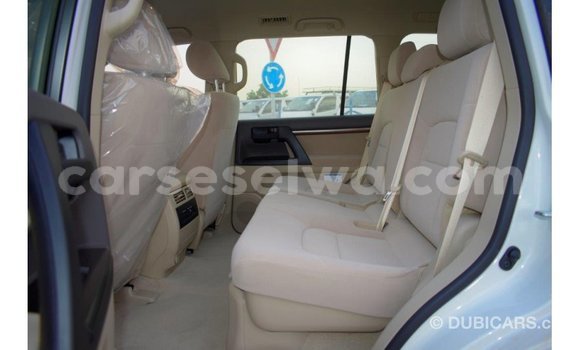 Buy Import Toyota Land Cruiser White Car in Import - Dubai in East Mahé Buy Import Toyota Land Cruiser White Car in Import - Dubai in East Mahé
