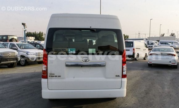 Acheter Import Voiture Toyota Hiace Blanc à Import - Dubai, East Mahé Acheter Import Voiture Toyota Hiace Blanc à Import - Dubai, East Mahé