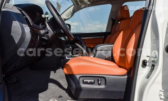 Acheter Import Voiture Toyota Land Cruiser Blanc à Import - Dubai, East Mahé Acheter Import Voiture Toyota Land Cruiser Blanc à Import - Dubai, East Mahé