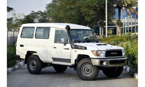 Buy Import Toyota Land Cruiser White Car in Import - Dubai in East Mahé Buy Import Toyota Land Cruiser White Car in Import - Dubai in East Mahé