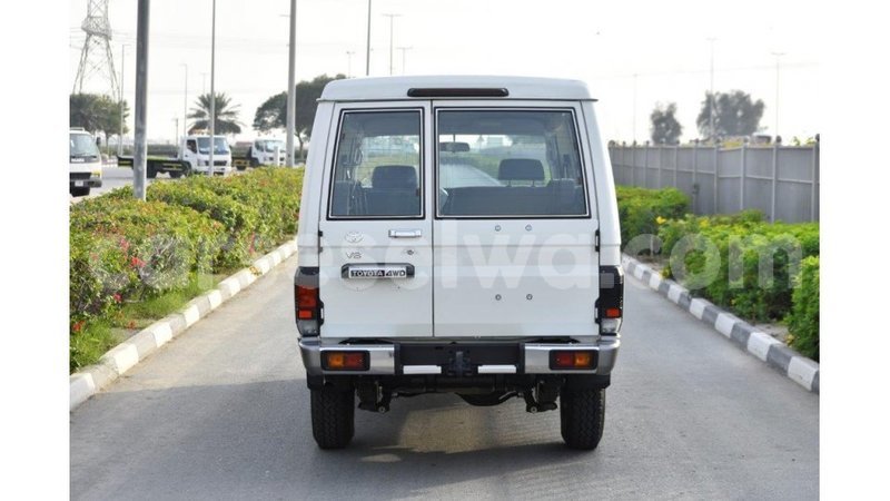 Big with watermark toyota land cruiser east mah%c3%a9 import dubai 5469