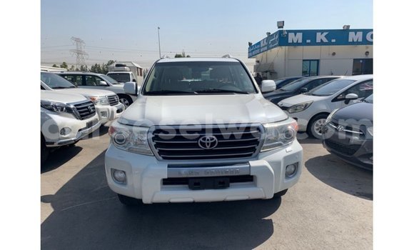 Acheter Import Voiture Toyota Land Cruiser Blanc à Import - Dubai, East Mahé Acheter Import Voiture Toyota Land Cruiser Blanc à Import - Dubai, East Mahé