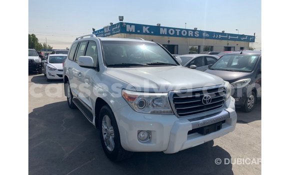 Acheter Import Voiture Toyota Land Cruiser Blanc à Import - Dubai, East Mahé Acheter Import Voiture Toyota Land Cruiser Blanc à Import - Dubai, East Mahé