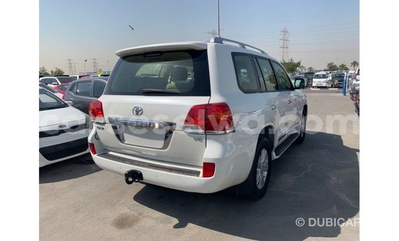 Acheter Import Voiture Toyota Land Cruiser Blanc à Import - Dubai, East Mahé Acheter Import Voiture Toyota Land Cruiser Blanc à Import - Dubai, East Mahé