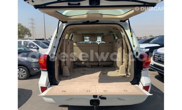 Acheter Import Voiture Toyota Land Cruiser Blanc à Import - Dubai, East Mahé Acheter Import Voiture Toyota Land Cruiser Blanc à Import - Dubai, East Mahé