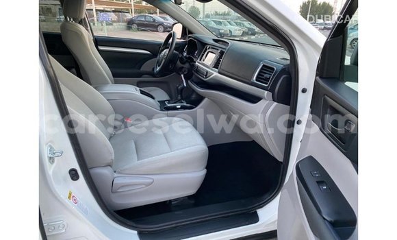 Acheter Import Voiture Toyota Highlander Blanc à Import - Dubai, East Mahé Acheter Import Voiture Toyota Highlander Blanc à Import - Dubai, East Mahé