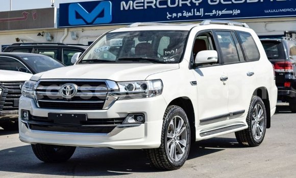 Acheter Import Voiture Toyota Land Cruiser Blanc à Import - Dubai, East Mahé Acheter Import Voiture Toyota Land Cruiser Blanc à Import - Dubai, East Mahé