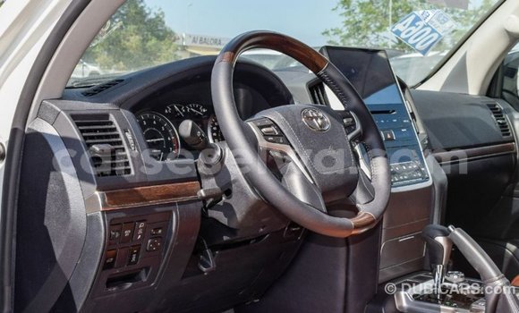 Acheter Import Voiture Toyota Land Cruiser Blanc à Import - Dubai, East Mahé Acheter Import Voiture Toyota Land Cruiser Blanc à Import - Dubai, East Mahé