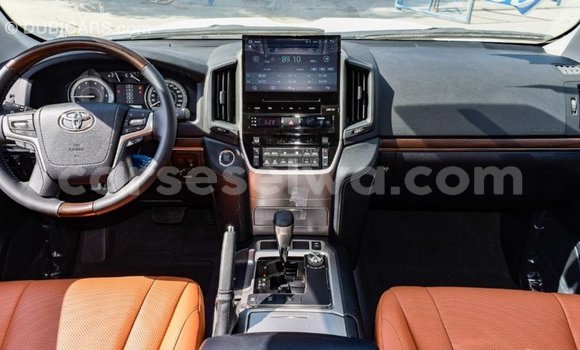 Acheter Import Voiture Toyota Land Cruiser Blanc à Import - Dubai, East Mahé Acheter Import Voiture Toyota Land Cruiser Blanc à Import - Dubai, East Mahé
