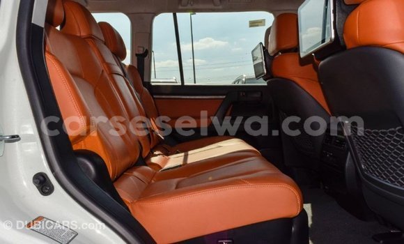Acheter Import Voiture Toyota Land Cruiser Blanc à Import - Dubai, East Mahé Acheter Import Voiture Toyota Land Cruiser Blanc à Import - Dubai, East Mahé