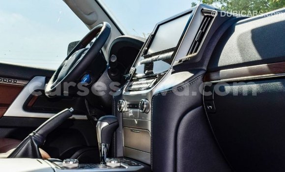 Acheter Import Voiture Toyota Land Cruiser Noir à Import - Dubai, East Mahé Acheter Import Voiture Toyota Land Cruiser Noir à Import - Dubai, East Mahé
