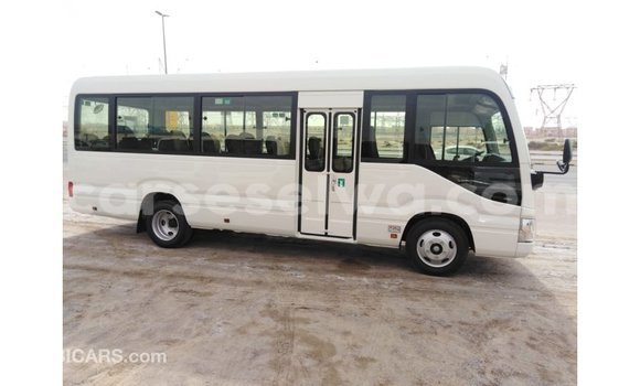 Acheter Import Voiture Toyota Coaster Blanc à Import - Dubai, East Mahé Acheter Import Voiture Toyota Coaster Blanc à Import - Dubai, East Mahé