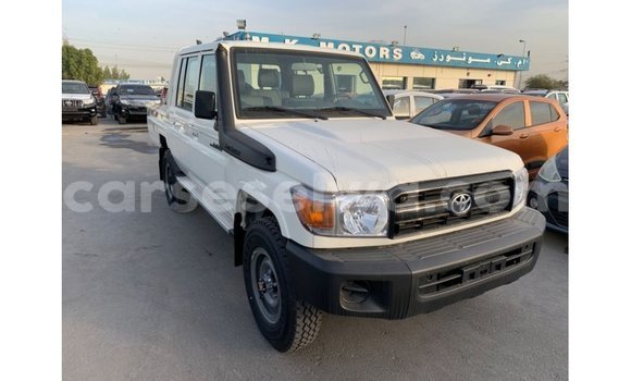 Acheter Import Voiture Toyota Land Cruiser Blanc à Import - Dubai, East Mahé Acheter Import Voiture Toyota Land Cruiser Blanc à Import - Dubai, East Mahé