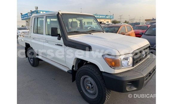 Acheter Import Voiture Toyota Land Cruiser Blanc à Import - Dubai, East Mahé Acheter Import Voiture Toyota Land Cruiser Blanc à Import - Dubai, East Mahé