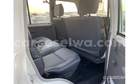 Acheter Import Voiture Toyota Land Cruiser Blanc à Import - Dubai, East Mahé Acheter Import Voiture Toyota Land Cruiser Blanc à Import - Dubai, East Mahé