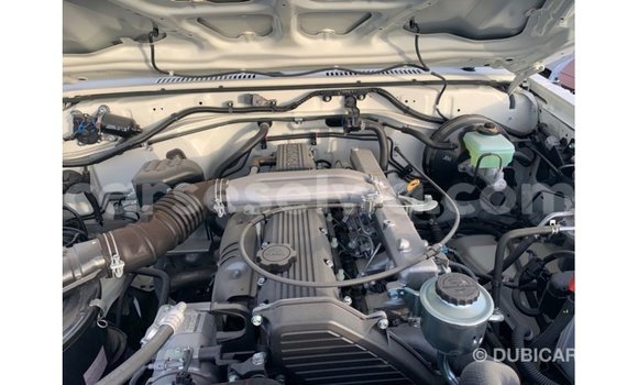 Acheter Import Voiture Toyota Land Cruiser Blanc à Import - Dubai, East Mahé Acheter Import Voiture Toyota Land Cruiser Blanc à Import - Dubai, East Mahé