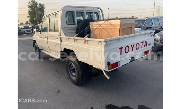 Acheter Import Voiture Toyota Land Cruiser Blanc à Import - Dubai, East Mahé Acheter Import Voiture Toyota Land Cruiser Blanc à Import - Dubai, East Mahé