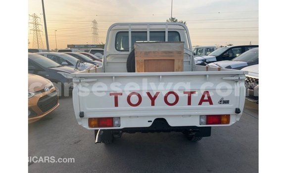 Acheter Import Voiture Toyota Land Cruiser Blanc à Import - Dubai, East Mahé Acheter Import Voiture Toyota Land Cruiser Blanc à Import - Dubai, East Mahé